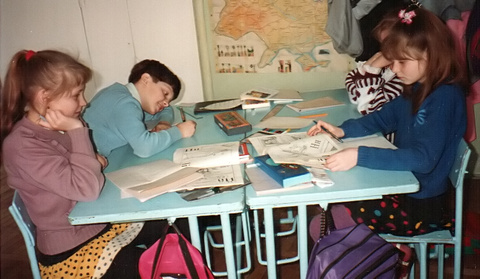 Учні 4-го класу працюють у групах з матеріалами виготовленими учителями – Львів 1995 р.